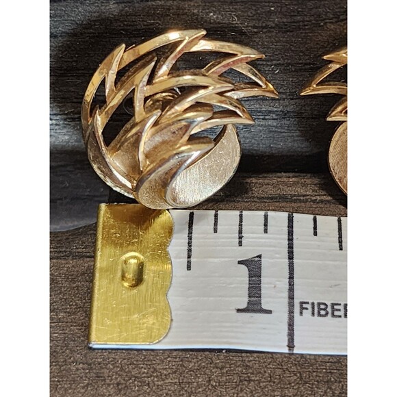 Trifari Crown Signed Vintage Clip On Feather Flame Gold Tone Earrings Textured - Picture 5 of 10